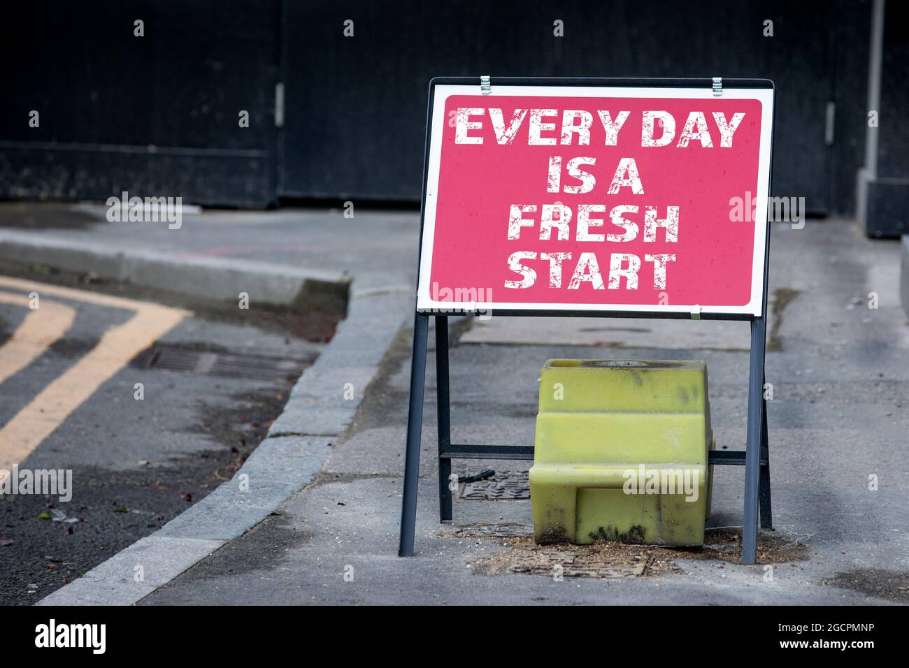 Jeder Tag ist ein Neuanfang. Straßenschild auf der Straße. Stockfoto