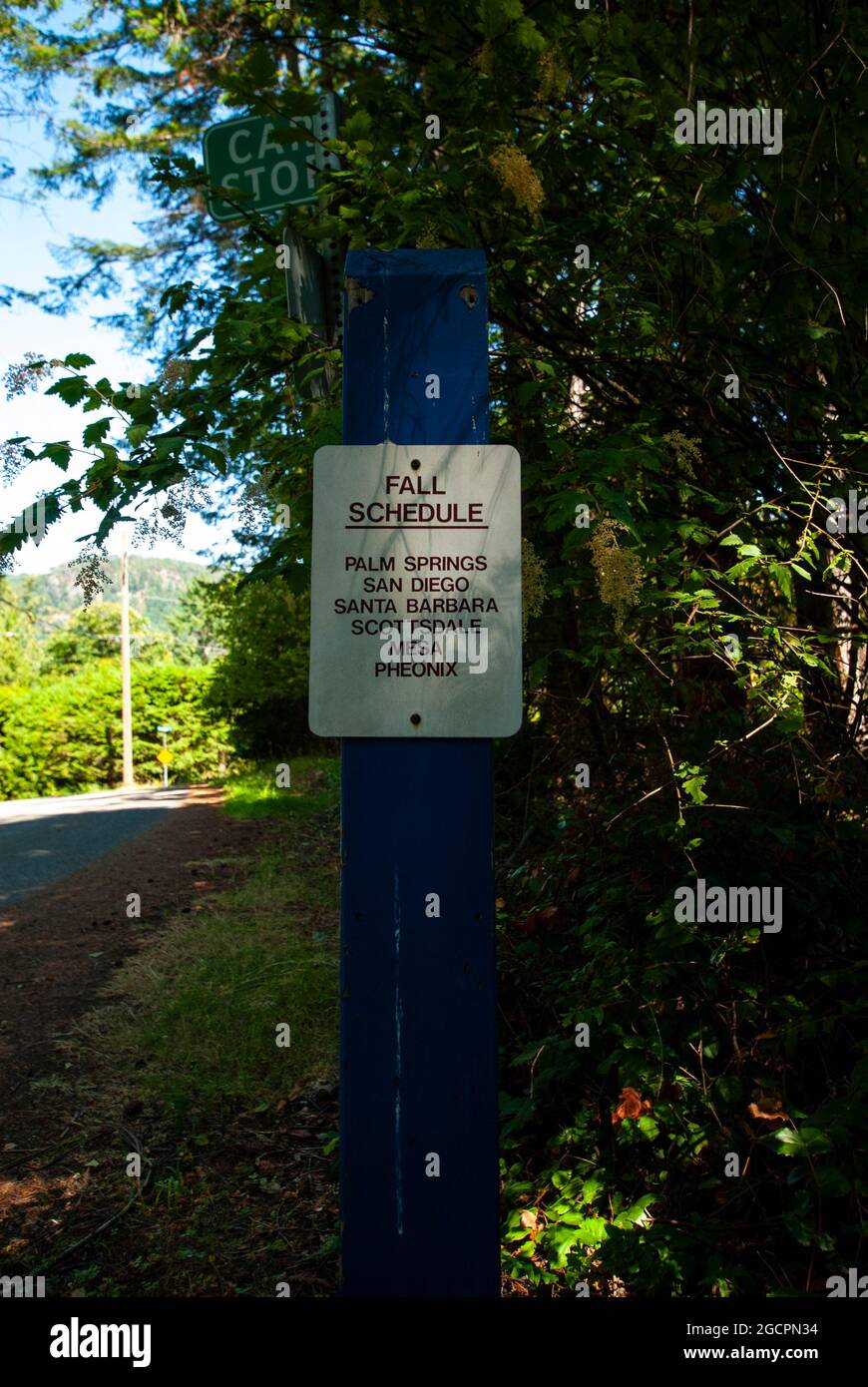 Ein lustiges Auto-Stoppschild in Trincomali, North Pender Island, British Columbia, Kanada Stockfoto