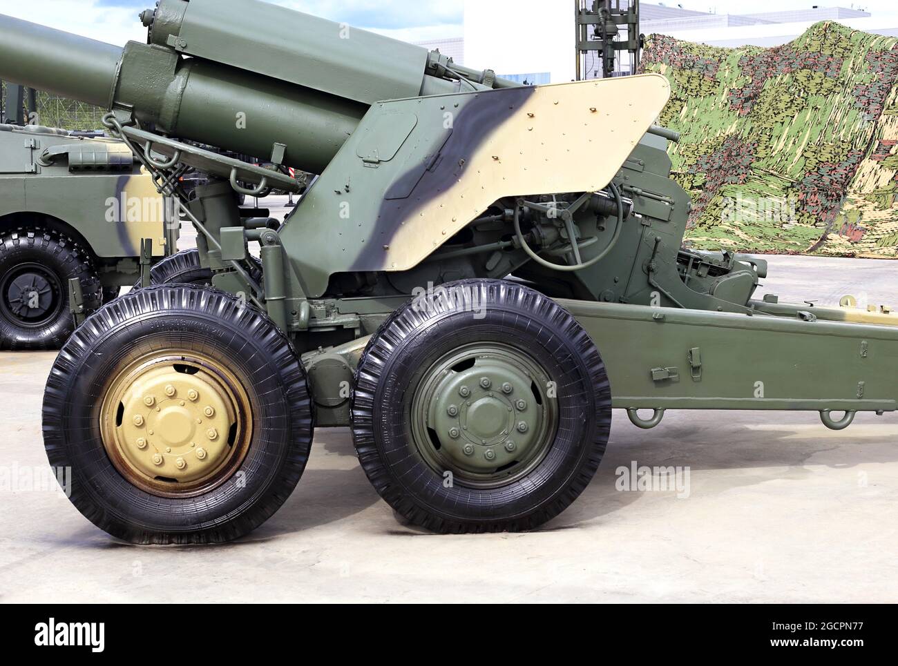 Seitenansicht der russischen 152-mm-Division geschleppte Haubitze - Artillerieeinheit, obere Maschine mit Schildabdeckung und zweirädrigen Unterwagen Stockfoto