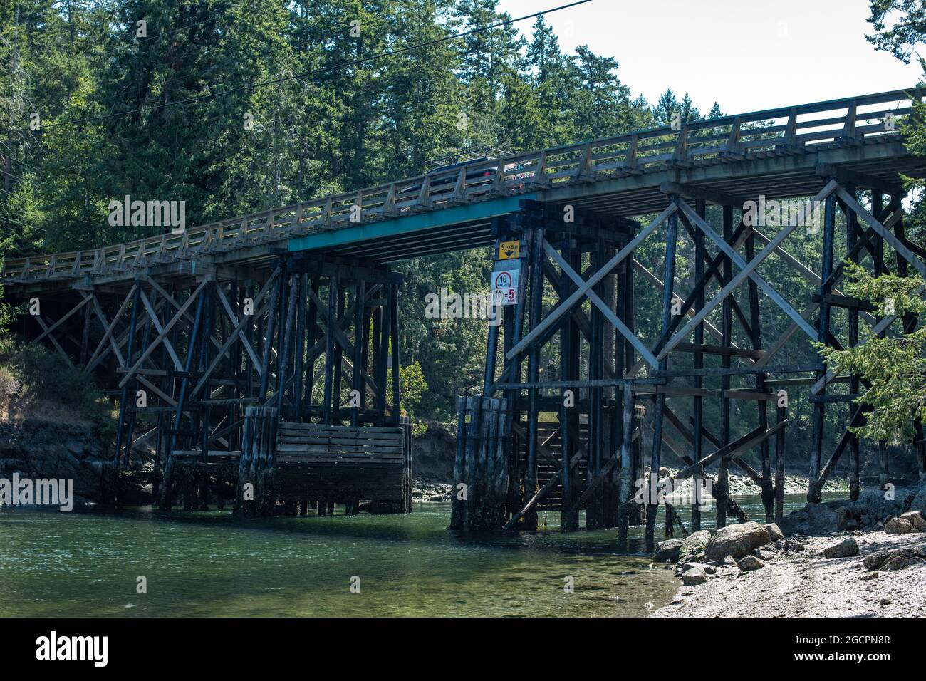 Die einspurige Brücke zwischen den Nord- und Südpender-Inseln, British Columbia, Kanada Stockfoto