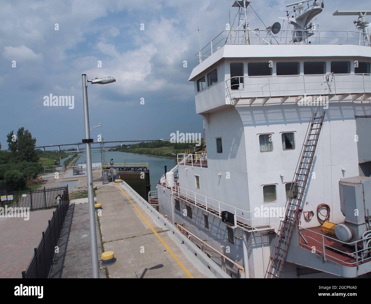 Ontario, Kanada - EIN langes, enges Frachtschiff durchquert den Welland-Kanal, der es Schiffen ermöglicht, die Niagarafälle zu umgehen, um den See zu verbinden Stockfoto