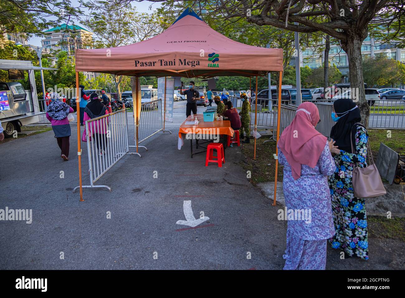 Zutrittskontrolle mit Smartphone-App und Temperaturmessung auf einem frischen Markt in Putrajaya, in der Nähe von Kuala Lumpur, während der Covid-19-Krise. Social di Stockfoto