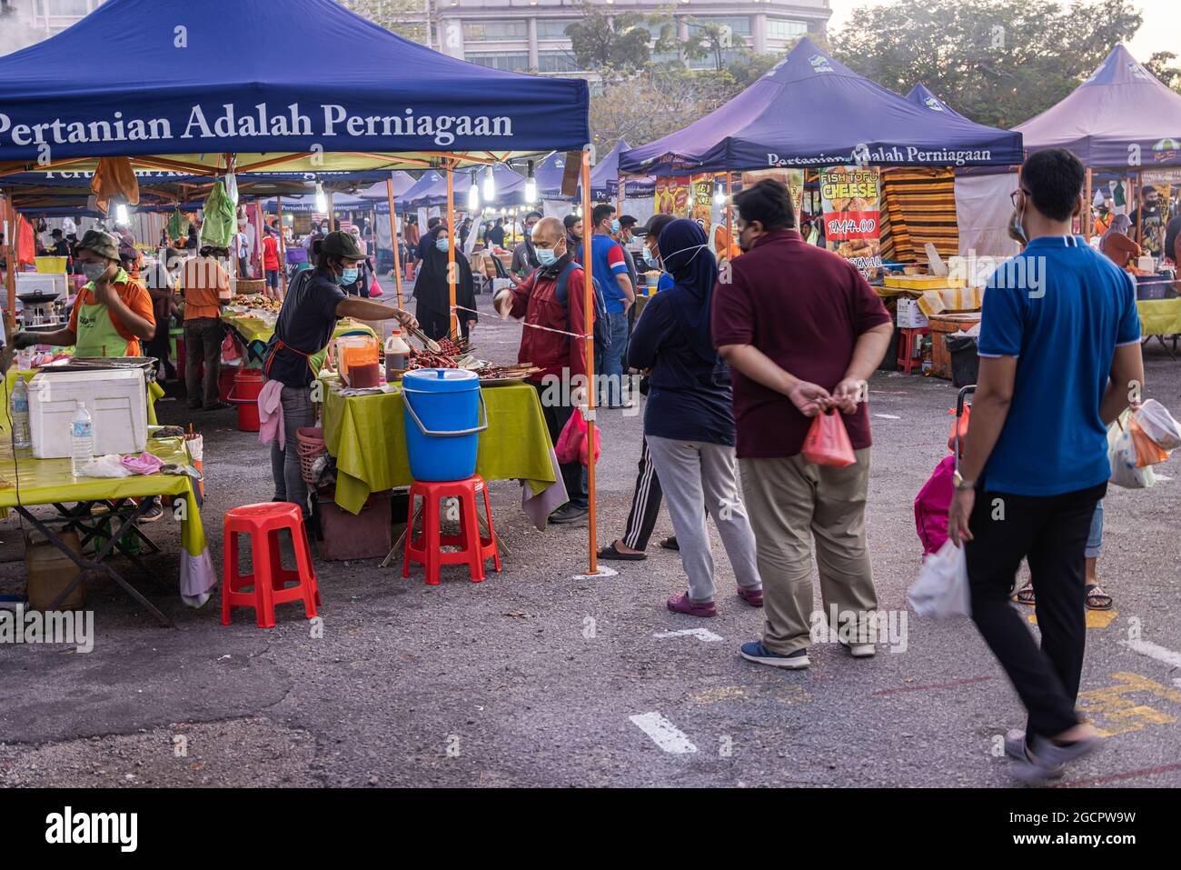 Kuala Lumpur, Malaysia - 16. Oktober 2020: Menschen, die auf einem Straßenmarkt für einen Street Food Stand Schlange stehen. Street Food ist in Malaysia sehr beliebt. Aufgrund von Stockfoto