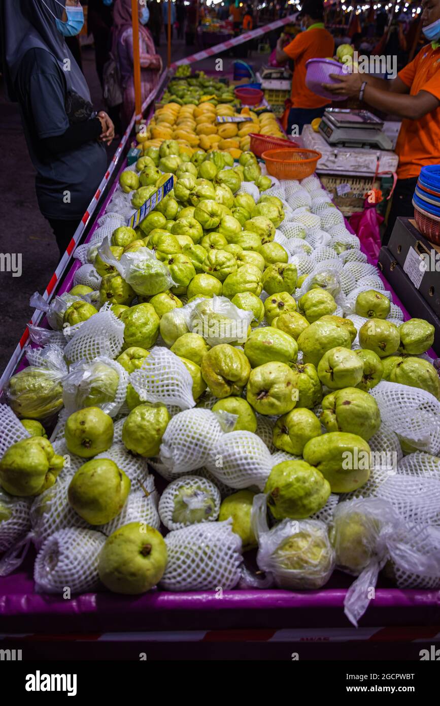 Kuala Lumpur, Malaysia - 16. Oktober 2020: Ein Gemüsestand mit Lohan Guava oder Jambu Batu Früchten auf der Theke, auf dem Straßenmarkt. Luo Han Guave Stockfoto