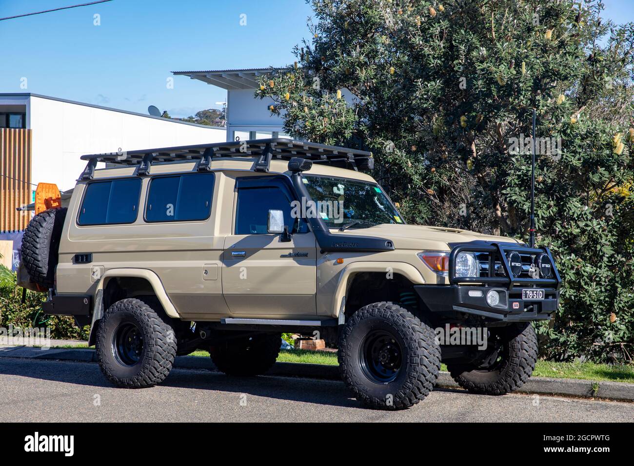 Toyota Landcruiser Truppentransporter parkt in Sydney, New South Wales, Australien Stockfoto