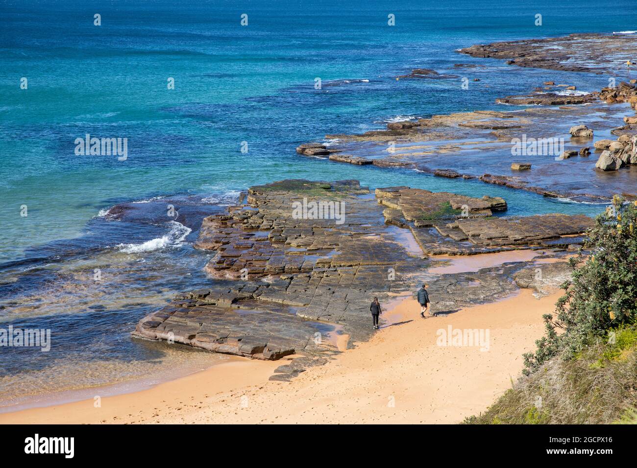 Während der Delta-Lockdown im August 2021 im Greater Sydney Covid 19 nimmt ein Paar an einem ansonsten menschenleeren Turrimetta Beach in Sydney ihre Übung auf Stockfoto