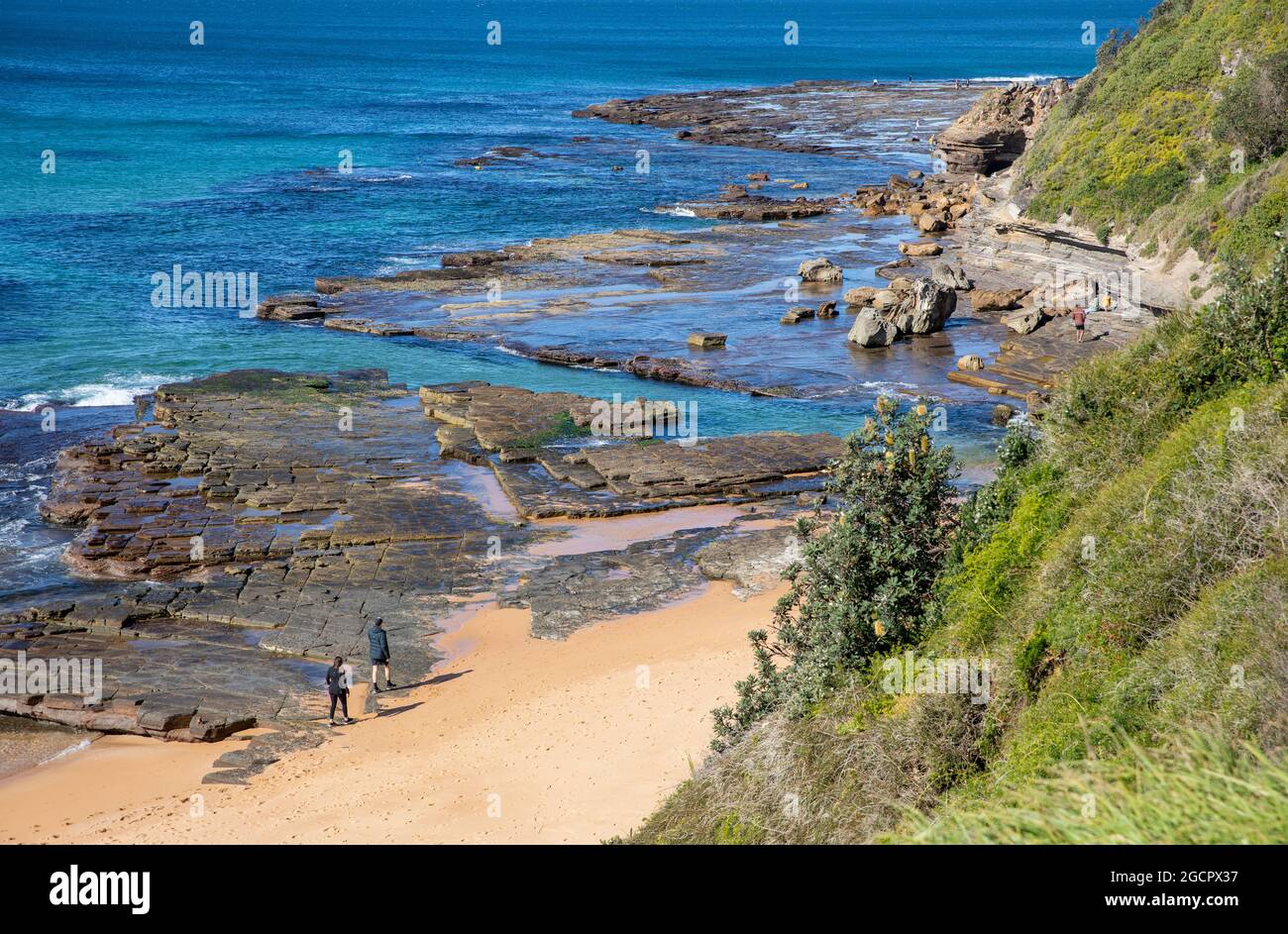 Während der Delta-Lockdown im August 2021 im Greater Sydney Covid 19 nimmt ein Paar an einem ansonsten menschenleeren Turrimetta Beach in Sydney ihre Übung auf Stockfoto