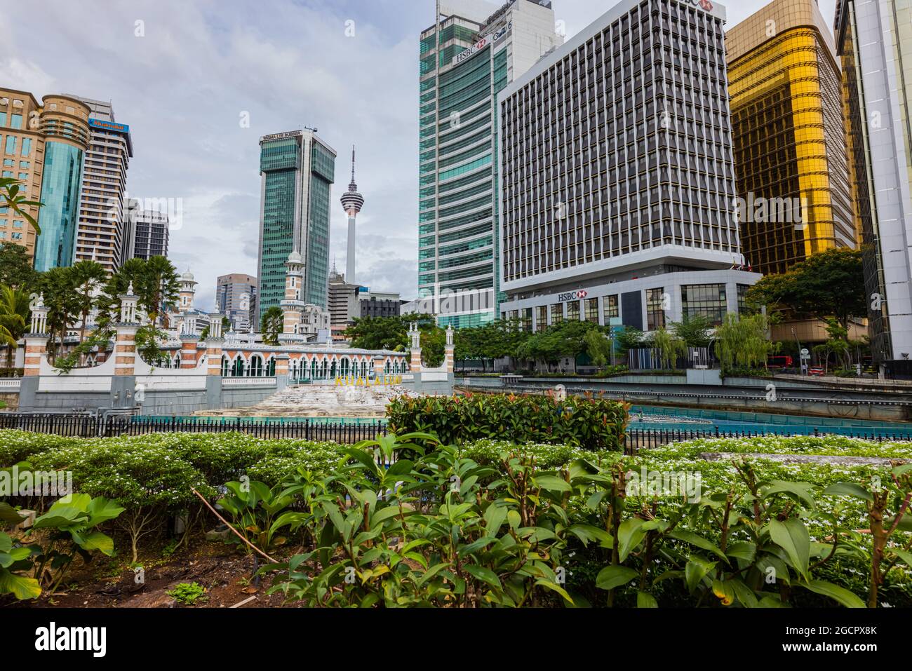 Kuala Lumpur, Malaysia - 09. Januar 2020: Blick über den Fluss des Lebens auf die Moschee Masjid Jamek und den Menara Kuala Lumpur Turm in der Nähe des Abdul Sam Stockfoto