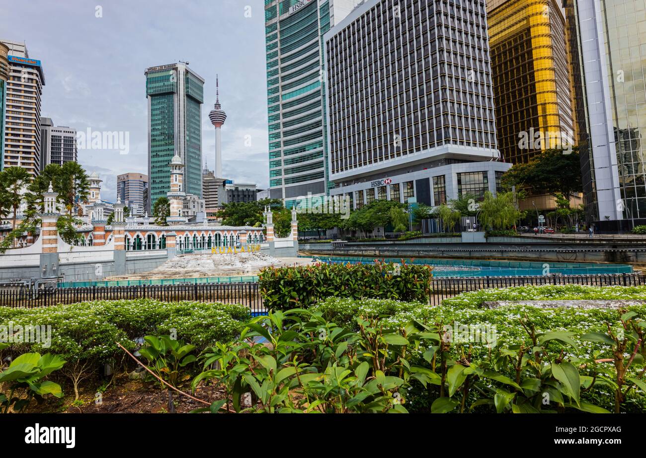 Kuala Lumpur, Malaysia - 09. Januar 2020: Blick über den Fluss des Lebens auf die Moschee Masjid Jamek und den Menara Kuala Lumpur Turm in der Nähe des Abdul Sam Stockfoto