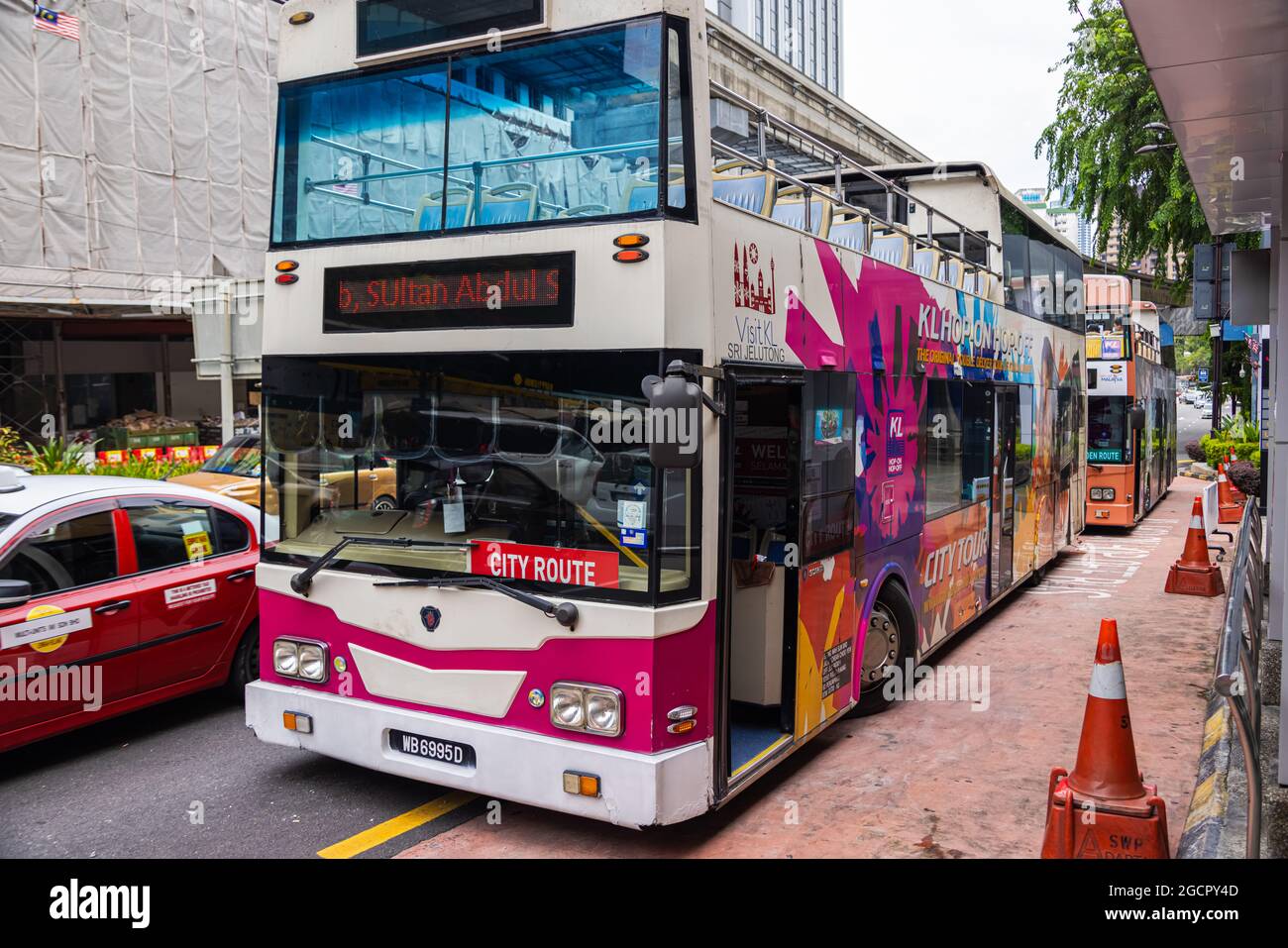 Kuala Lumpur, Malaysia - 04. Oktober 2020: Leere Doppeldeck-Sightseeing-Busse auf den Straßen von Kuala Lumpur. Abwesende Touristen verlassen Touristenbusse emp Stockfoto