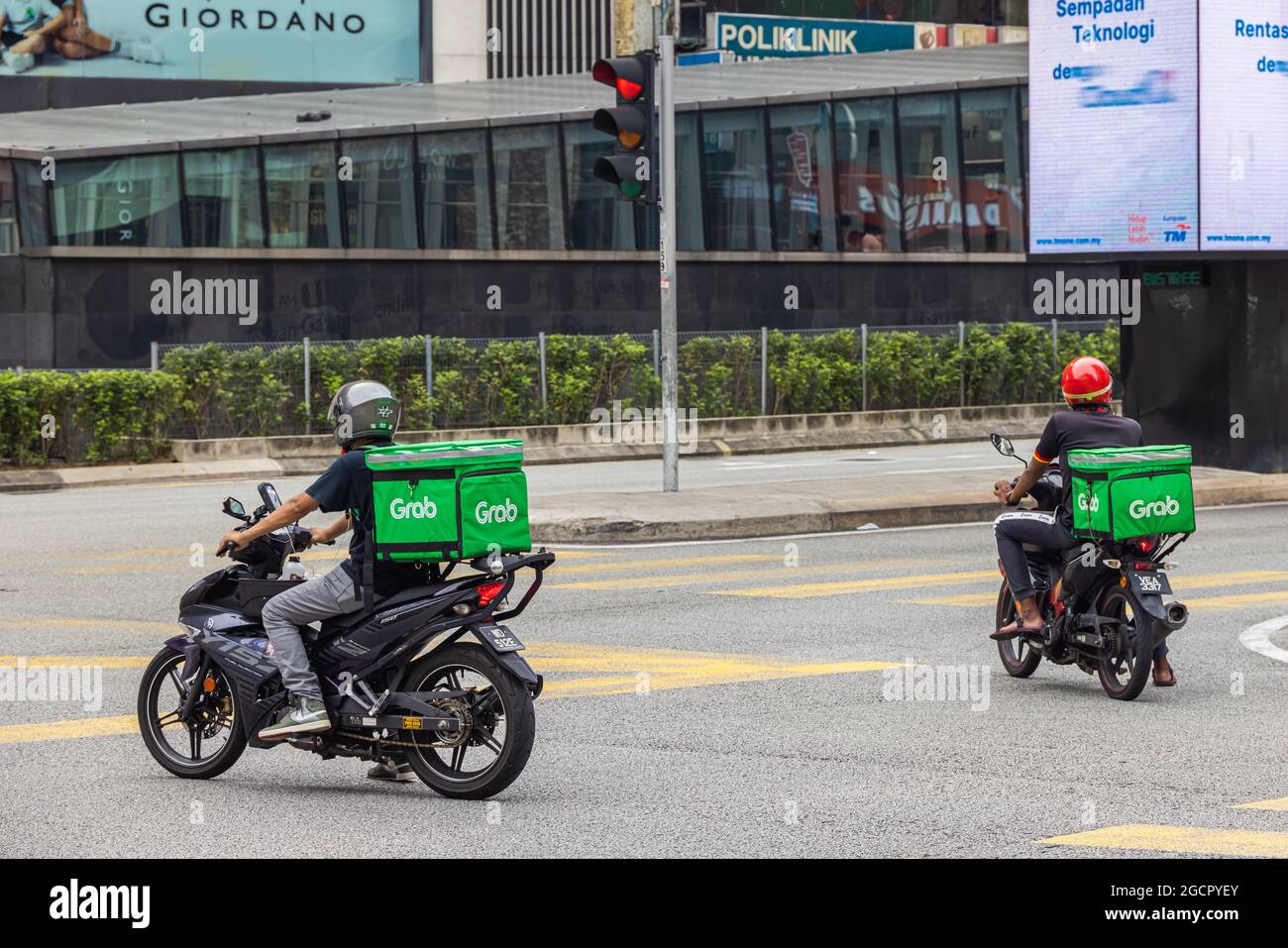 Kuala Lumpur, Malaysia - 04. Oktober 2020: Holen Sie sich Food Delivery Rider auf dem Motorrad. Die Lieferung von Lebensmitteln per Motorrad bestimmt den Alltag während des Stockfoto