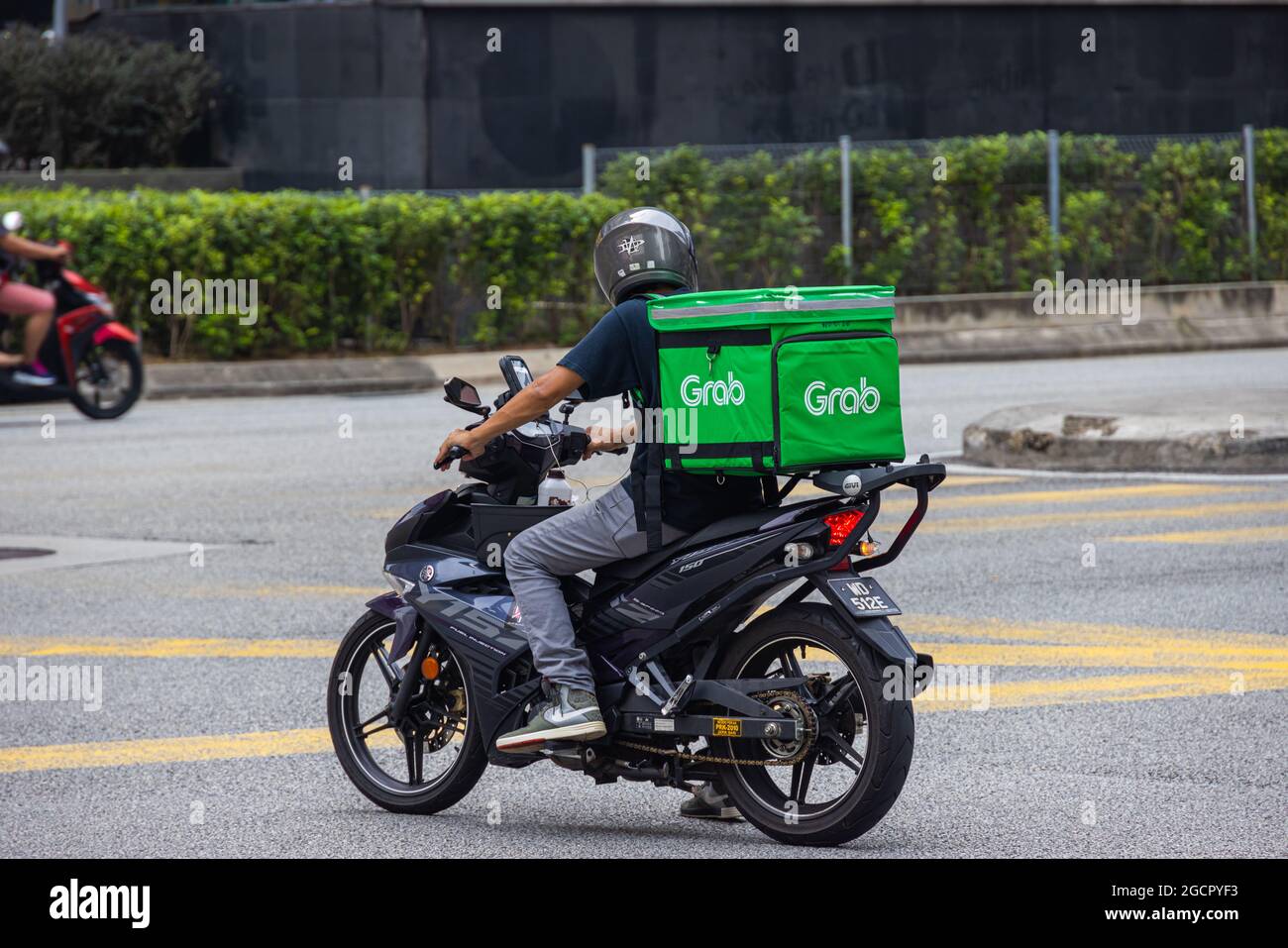 Kuala Lumpur, Malaysia - 04. Oktober 2020: Holen Sie sich Food Delivery Rider auf dem Motorrad. Die Lieferung von Lebensmitteln per Motorrad bestimmt den Alltag während des Stockfoto