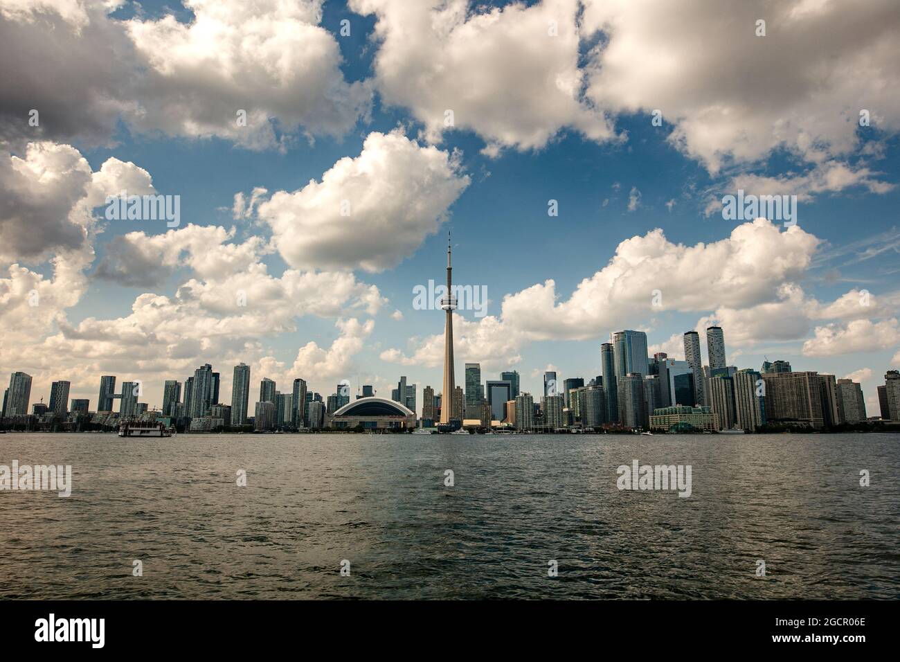 Die Skyline von Toronto, ein Blick von der Seeseite - Toronto, Ontario, Kanada. Panoramablick auf die kanadische Stadt Toronto, mit weißen Wolken auf einem BL Stockfoto