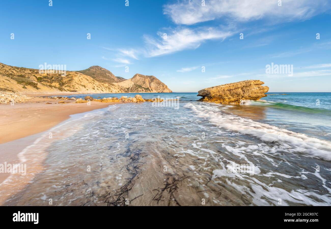 Felsen im Wasser, Wellen, die gegen Felsen krachen, Sandstrand mit felsigen Klippen, Paralia Paradisos, Kos, Dodekanes, Griechenland Stockfoto