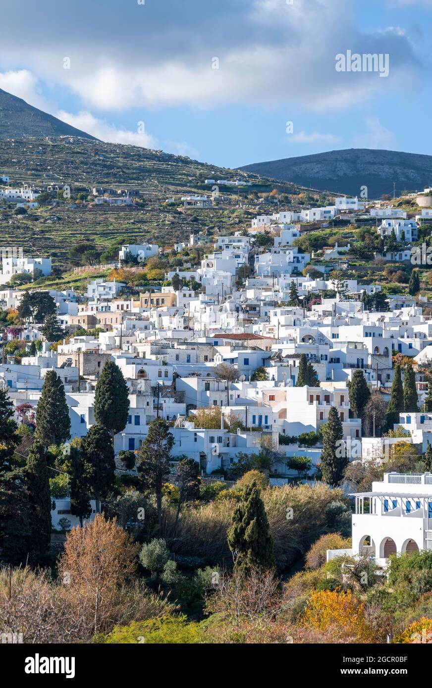 Weiße kykladische Häuser, Stadtansicht von Lefkes, Paros, Kykladen, Griechenland Stockfoto