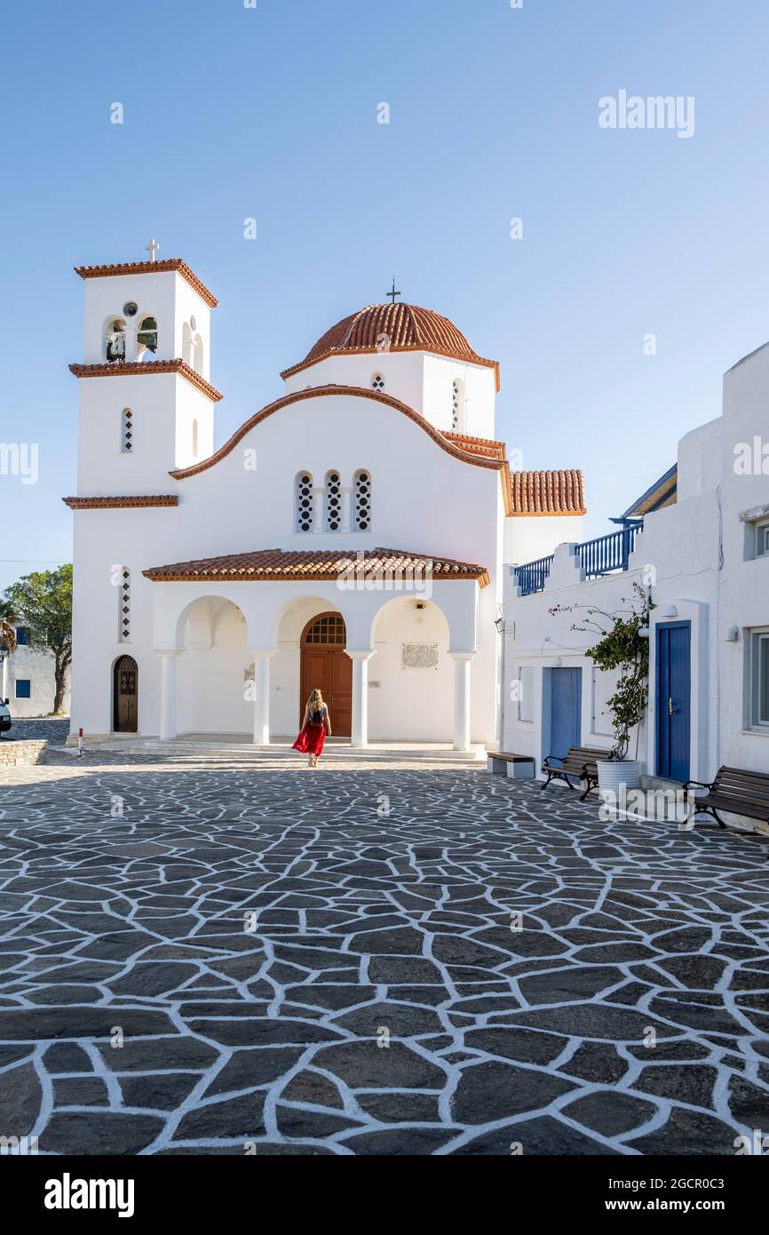Junge Frau vor Agios Antonios, griechisch-orthodoxer Kirche, Marpissa, Paros, Kykladen, Griechenland Stockfoto