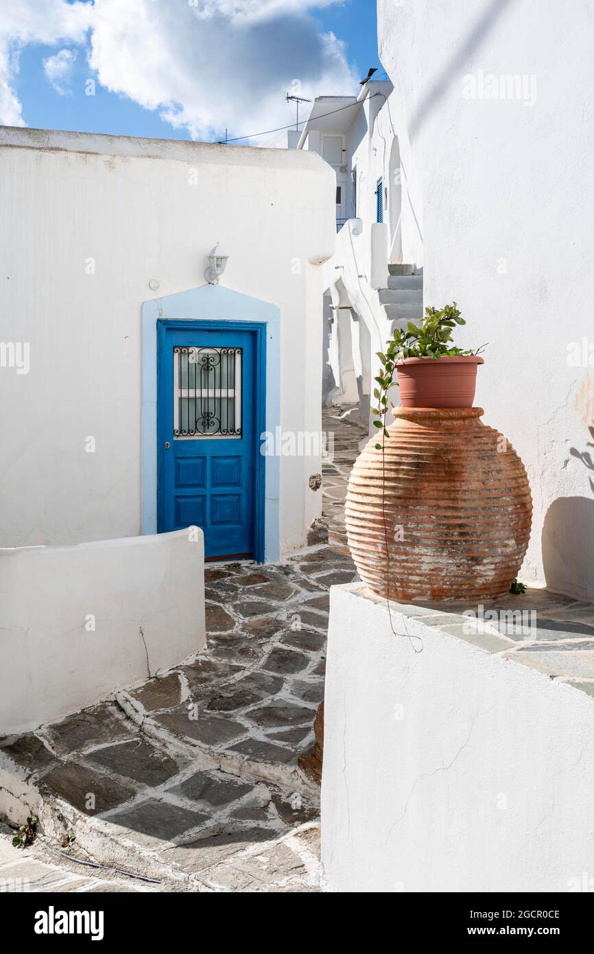 Weiße und blaue kykladische Häuser, Altstadt von Lefkes, Paros, Kykladen, Griechenland Stockfoto