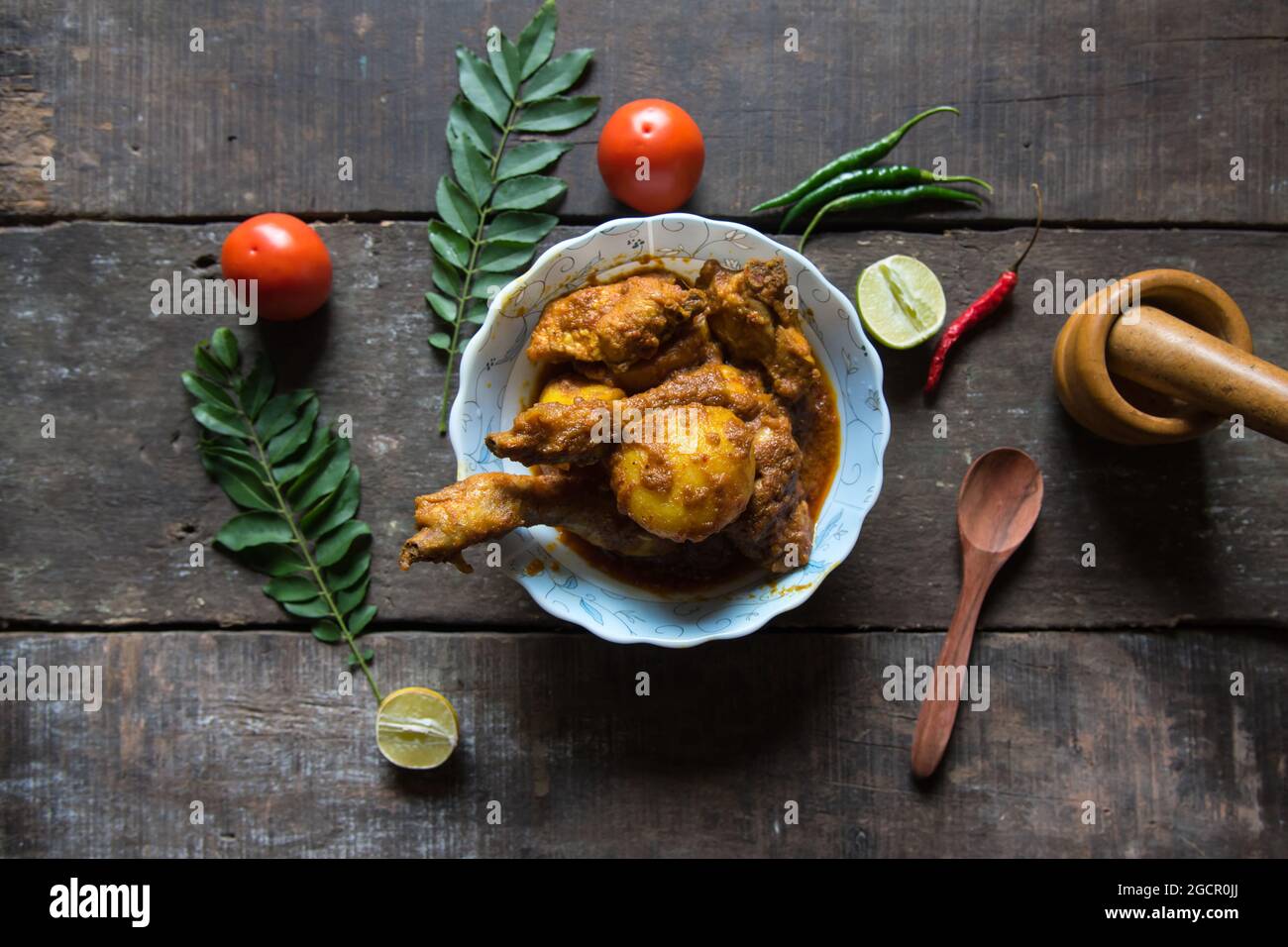 Draufsicht auf Hühnercurry oder Masala, gekocht mit Zwiebeln, Knoblauch und einer Mischung aus indischen Gewürzen in reicher Soße. Stockfoto