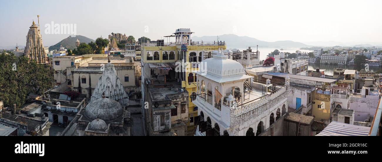 Blick über die Dächer von Udaipur zum Lake Pichola, Udaipur, Rajasthan, Indien Stockfoto