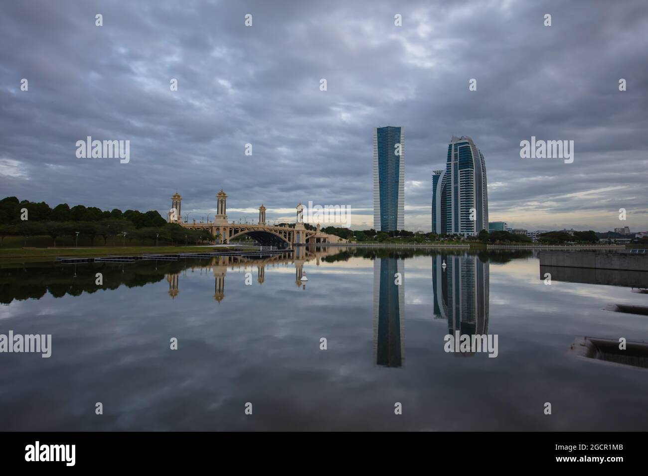 Am frühen Morgen, vor Sonnenaufgang an der Skyline der künstlich gewachsenen Stadt Putrajaya, Selangor, fangen Weitwinkelaufnahmen zur blauen Stunde bei Putrajaya.I Stockfoto
