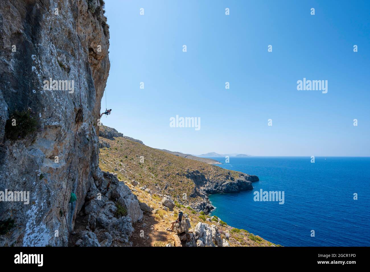 Klettern auf einer Felswand, Abseilen von Kletterern, Sportklettern, Kalymnos, Dodekanes, Griechenland Stockfoto
