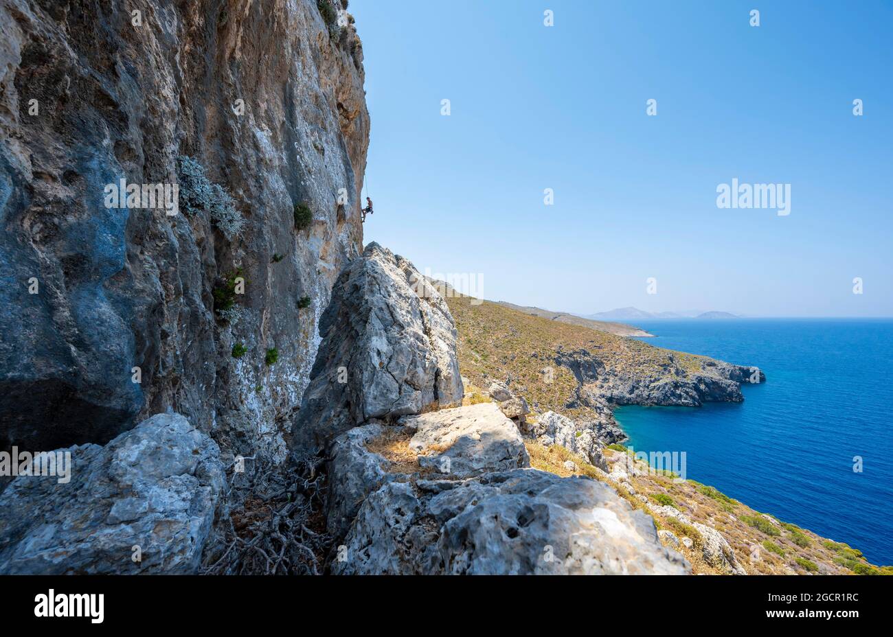 Klettern auf einer Felswand, Abseilen von Kletterern, Sportklettern, Kalymnos, Dodekanes, Griechenland Stockfoto