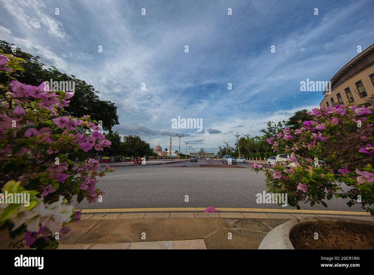 Weitwinkelpanorama des Dataran Putra oder Putra Square in der Regierungsstadt Putrajaya, Malaysia, 40 km außerhalb von Kuala Lumpur. Der Boulevard w Stockfoto