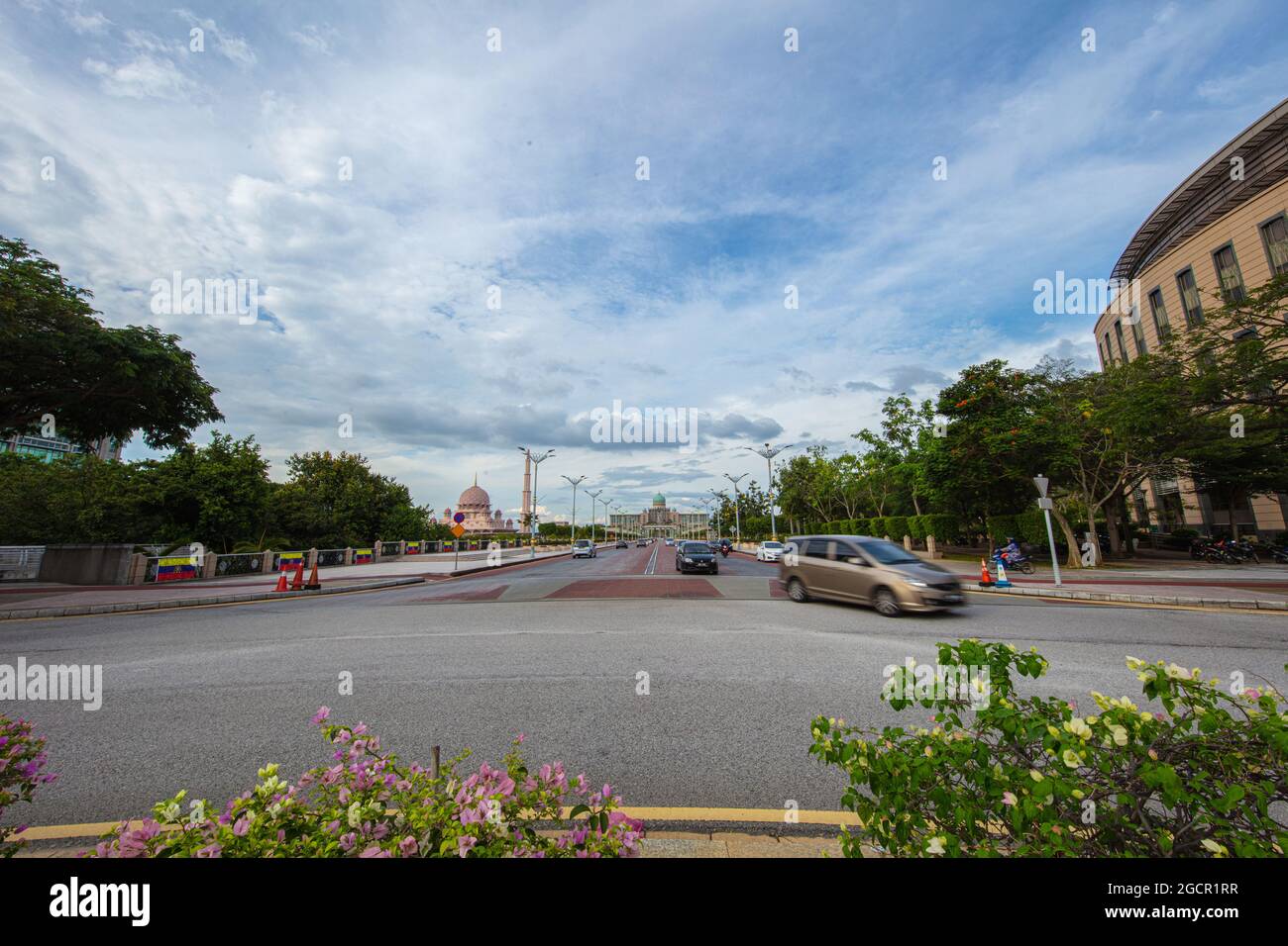 Weitwinkelpanorama des Dataran Putra oder Putra Square in der Regierungsstadt Putrajaya, Malaysia, 40 km außerhalb von Kuala Lumpur. Der Boulevard w Stockfoto