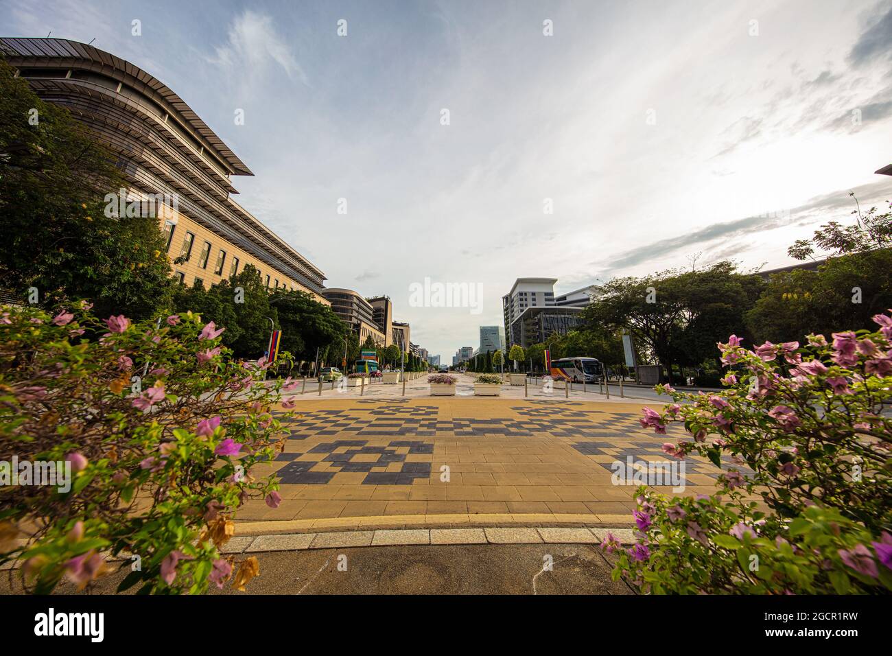 Weitwinkelpanorama des Dataran Putra oder Putra Square in der Regierungsstadt Putrajaya, Malaysia, 40 km außerhalb von Kuala Lumpur. Der Boulevard w Stockfoto