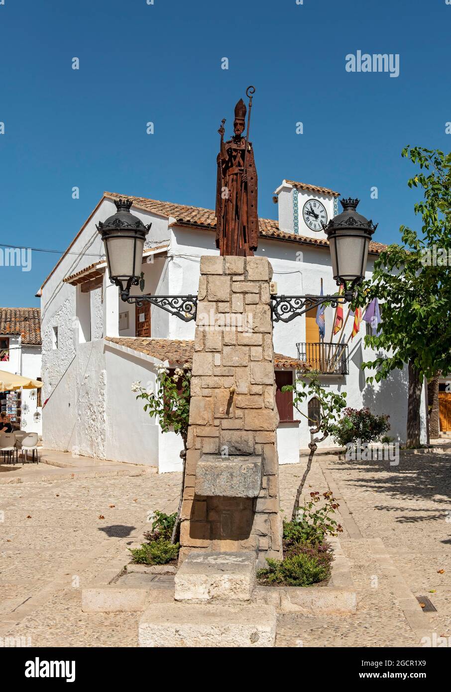 Statue des heiligen Gregors (San Gregorio) vor dem Rathaus von El Castell de Guadalest, Spanien Stockfoto