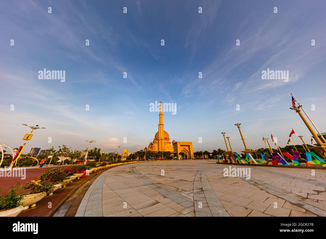 Die farbenfrohe Beschilderung der Stadt Putrajaya, Malaysia. Im Hintergrund die Putra Moschee oder Masjid Putra, die Hauptmoschee von Putrajaya WI Stockfoto