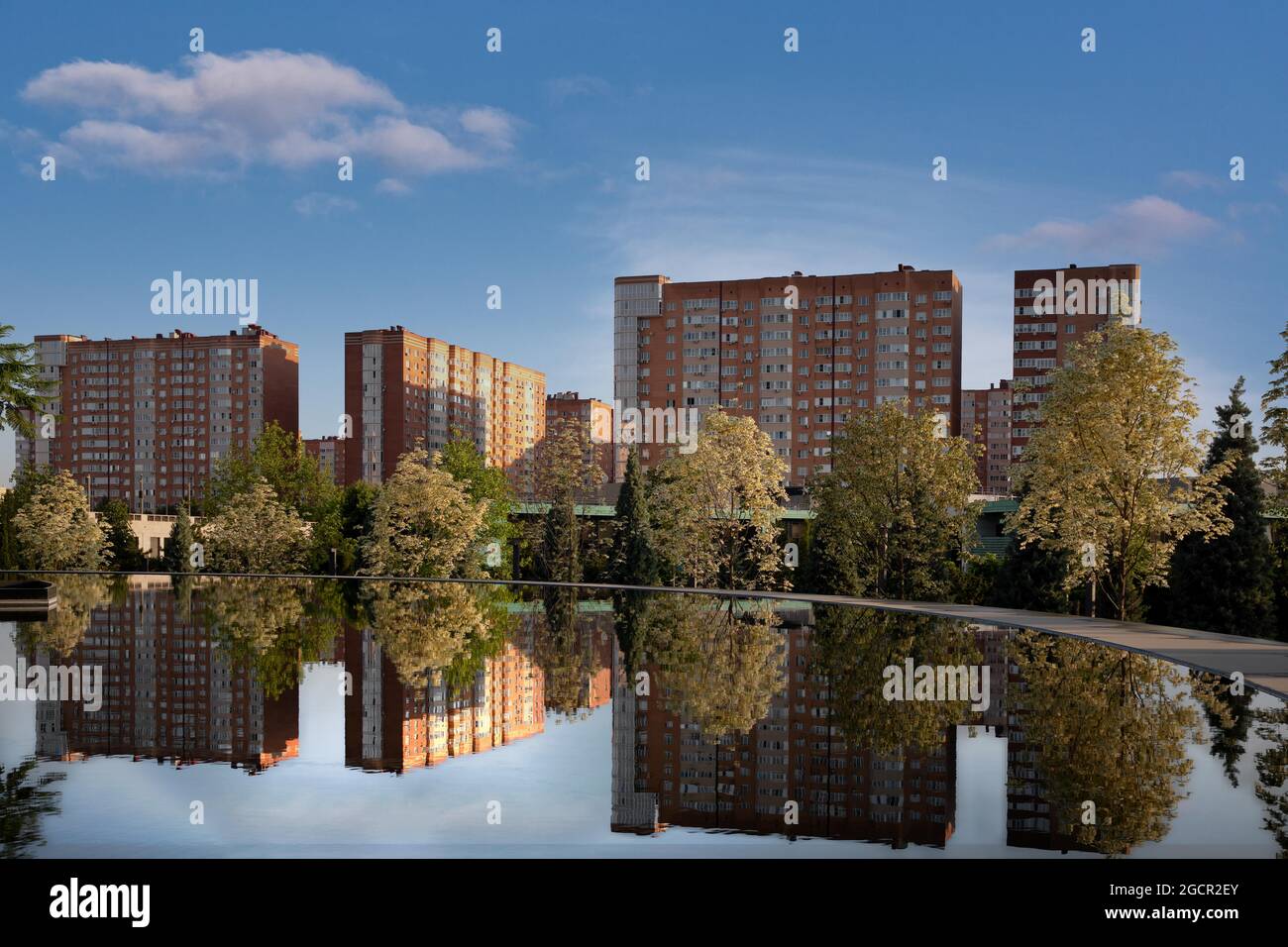 Gebäude und Bäume, mit Reflexion, Krasnodar, Russland Stockfoto