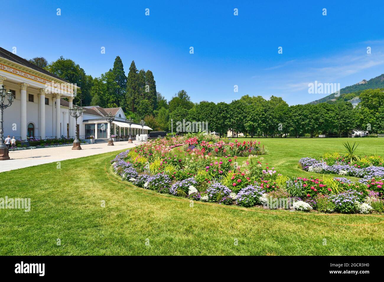 Baden-Baden, Deutschland - Juli 2021: Kurort, Casino und Konferenzkomplex mit dem Namen „Kurhaus“ und einem öffentlichen Park mit Blumen Stockfoto
