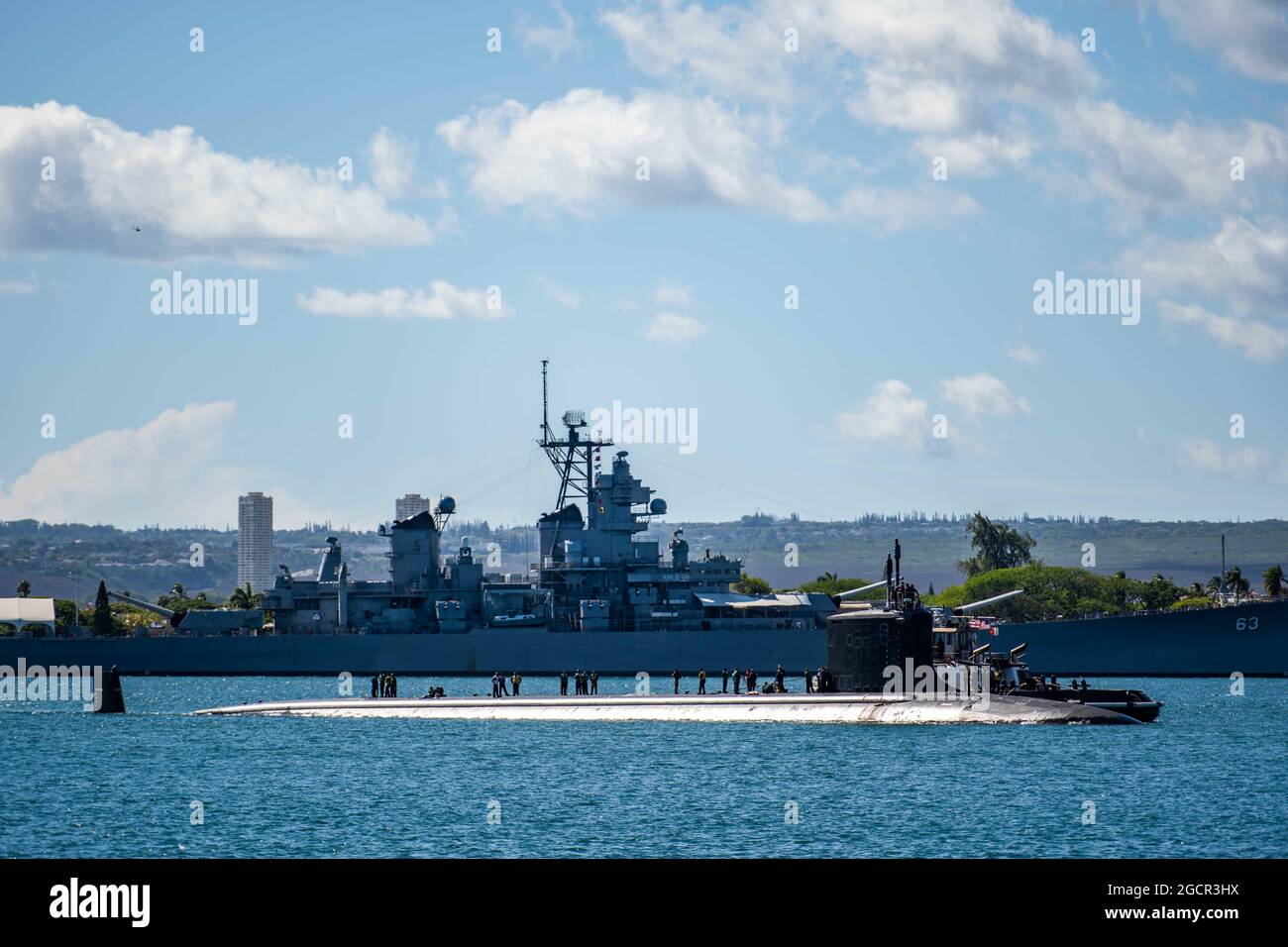 210616-N-KB401-2031 JOINT BASE PEARL HARBOR-HICKAM 16. Juni 2021 -- das Schnellangriffs-U-Boot USS Missouri (SSN 780) der Virginia-Klasse passiert das Schlachtschiff Missouri (BB 63), während es zur Joint Base Pearl Harbor-Hickam zurückkehrt. Missouri ist in der Lage, ein vollständiges Spektrum von Operationen durchzuführen, einschließlich der Oberflächen- und U-Boot-Kriegsführung. (USA Navy Foto von Mass Communication Specialist 1st Class Michael B. Zingaro/veröffentlicht) Stockfoto