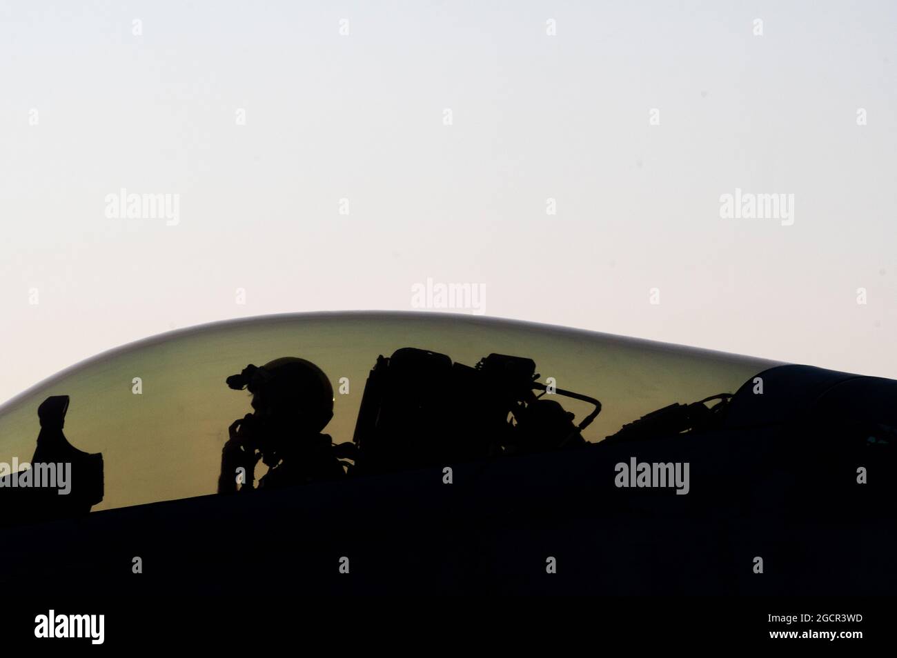 Ein Pilot sitzt im Cockpit eines F-22 Raptor, der der US Air Force Weapons School zugewiesen wurde, bevor er an nächtlichen Trainingsmissionen während der Red Flag-Nellis 21-3 auf der Nellis Air Force Base, Nevada, am 4. August 2021 teilnahm. Der 1. Kampfflügel der Langley Air Force Base, Virginia, wird als fast 100 Flugzeuge, wie die F-35, F-35, F-22, F-16CJ, F-16C, EC-130H, EA-18G, B-52, B-2, F/A-18 C/D, MQ-9, E-3, E-8, RC-135, RQ-4B30, RQ-4B40, U-2, HH-60, HC-130, KC-135 und KC-46 beteiligen sich an komplexen Einsatzszenarien gegen Angriffskräfte. (USA Air Force Foto von Tech. S Stockfoto