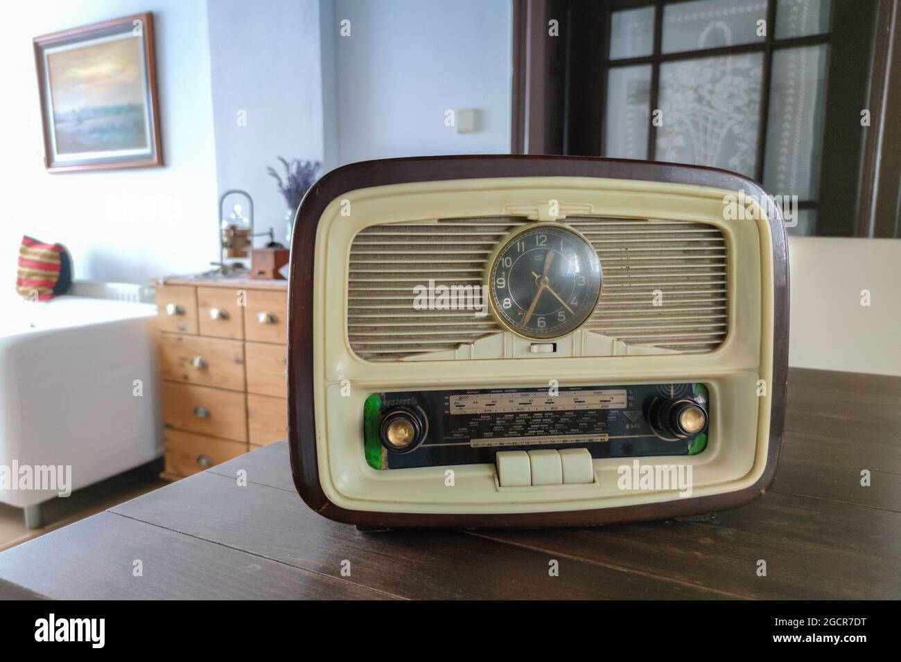 Altes klassisches Radio auf einem Tisch Stockfoto