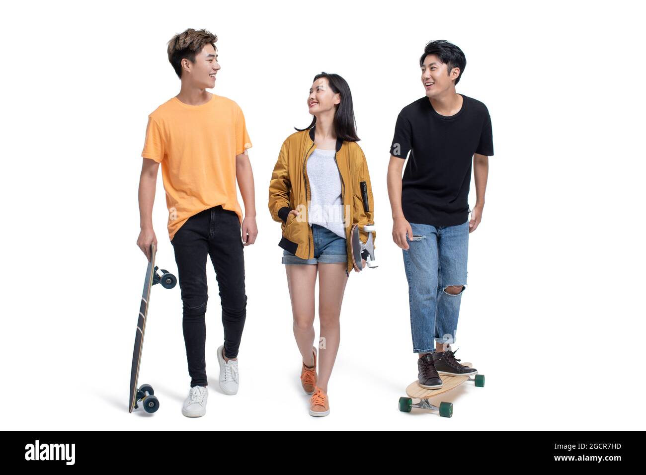 Glückliche junge Menschen genießen Skateboarding Stockfoto