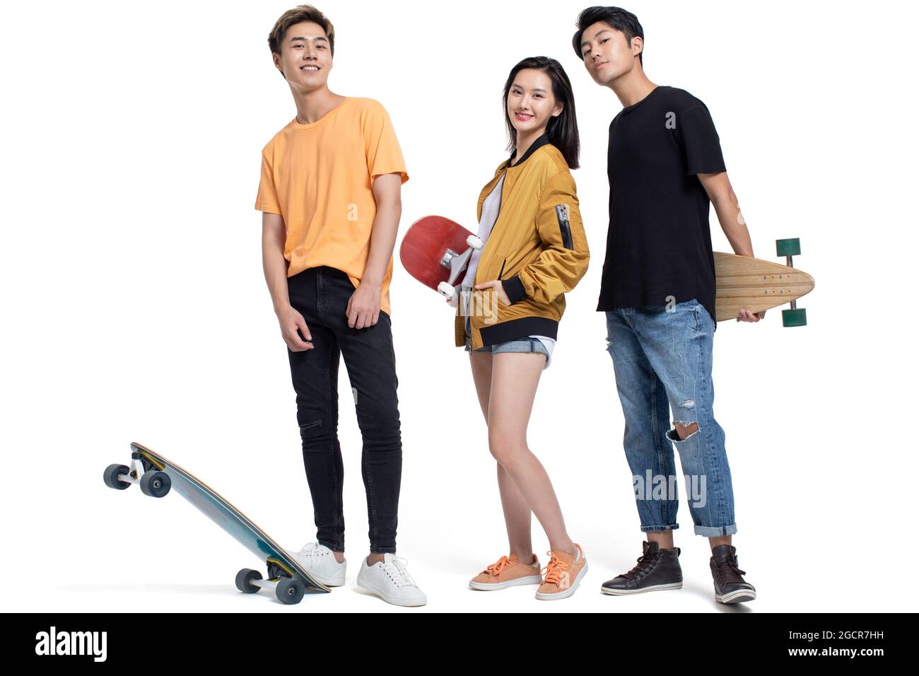 Glückliche junge Menschen genießen Skateboarding Stockfoto