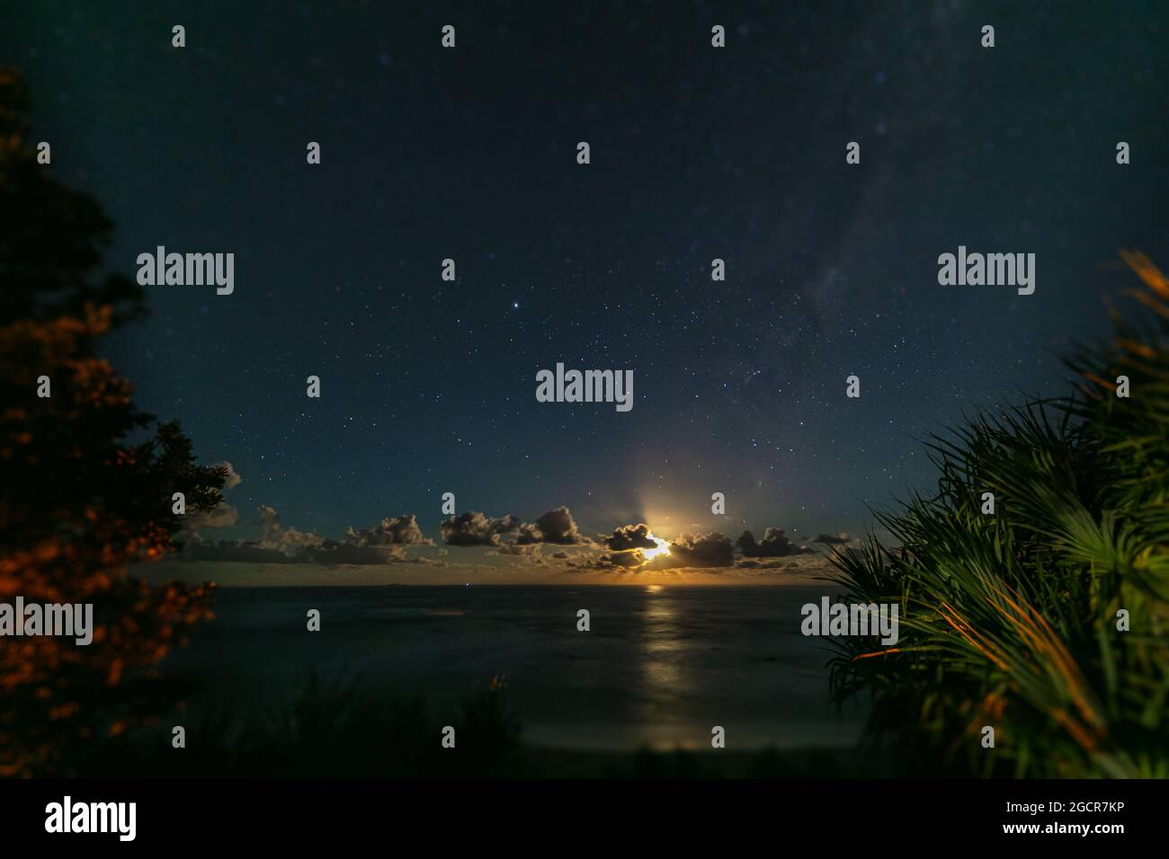 Mondaufgang am Strand des Dorfes Yeppoon, Queensland, Australien. Am Ufer des pazifischen Ozeans in der Nähe der Sunshine Coast. Der Mond steigt zwischen den Stockfoto