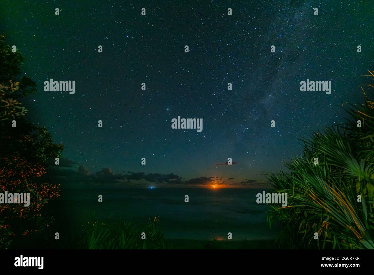 Mondaufgang am Strand des Dorfes Yeppoon, Queensland, Australien. Am Ufer des pazifischen Ozeans in der Nähe der Sunshine Coast. Der Mond steigt zwischen den Stockfoto