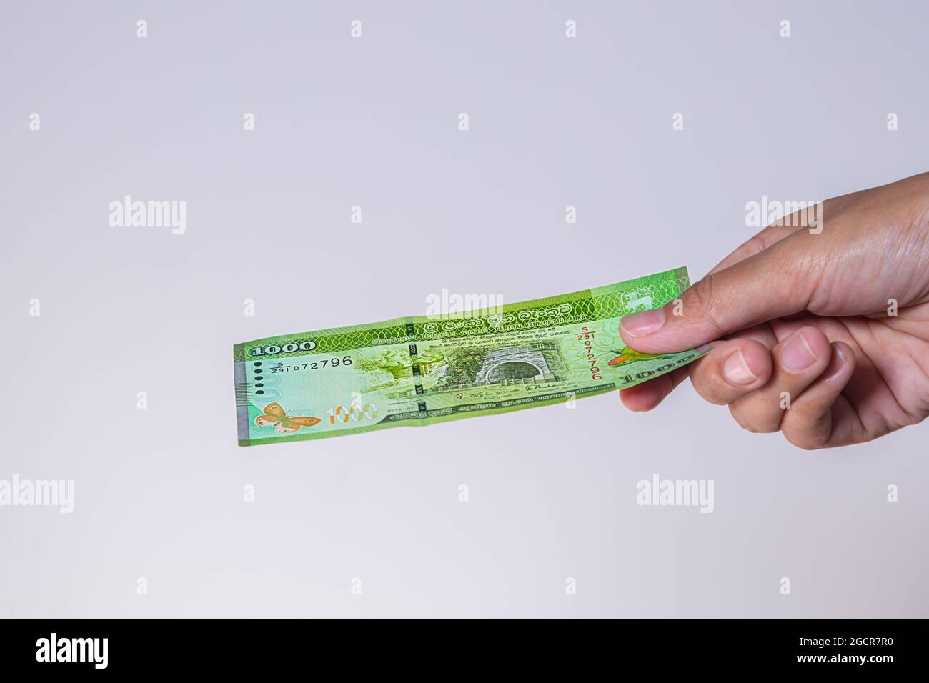 Sri Lanka Rupees Banknoten in weiblicher Hand. Frauenhände zeigen Sri Lanka Ruppie Geld. Mädchen Hände halten Geld von Sri Lanka. Asiatische Währung. Nahaufnahme Stockfoto