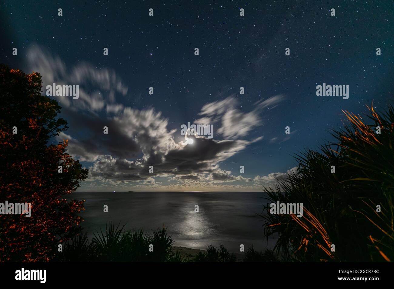 Mondaufgang am Strand des Dorfes Yeppoon, Queensland, Australien. Am Ufer des pazifischen Ozeans in der Nähe der Sunshine Coast. Der Mond steigt zwischen den Stockfoto