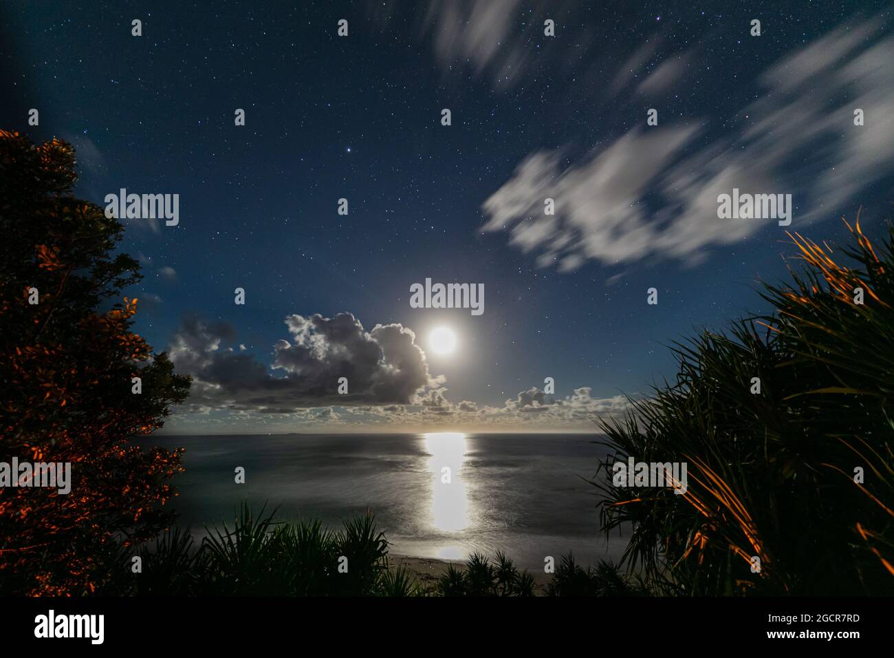 Mondaufgang am Strand des Dorfes Yeppoon, Queensland, Australien. Am Ufer des pazifischen Ozeans in der Nähe der Sunshine Coast. Der Mond steigt zwischen den Stockfoto