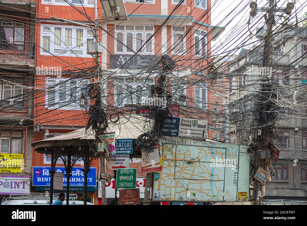 Kathmandu, Nepal - 12. September 2020: Elektrokabel auf den Straßen von Kathmandu. Chaotische Kabelverlegung für die Stromversorgung der Hauptstadt von NEP Stockfoto
