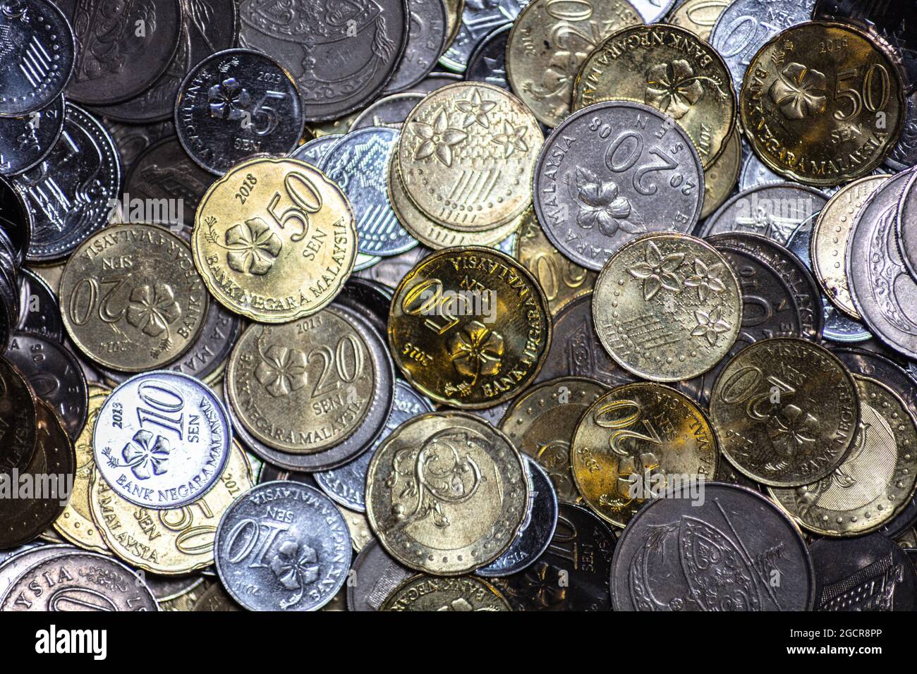 Nahaufnahme der malaysischen Ringgit-Cents. Die Münzen der malaysischen Währung. Bank Negara Ausgabe 5, 10, 20 und 50 sens. In der Mitte eine goldene fünfzig Cent c Stockfoto