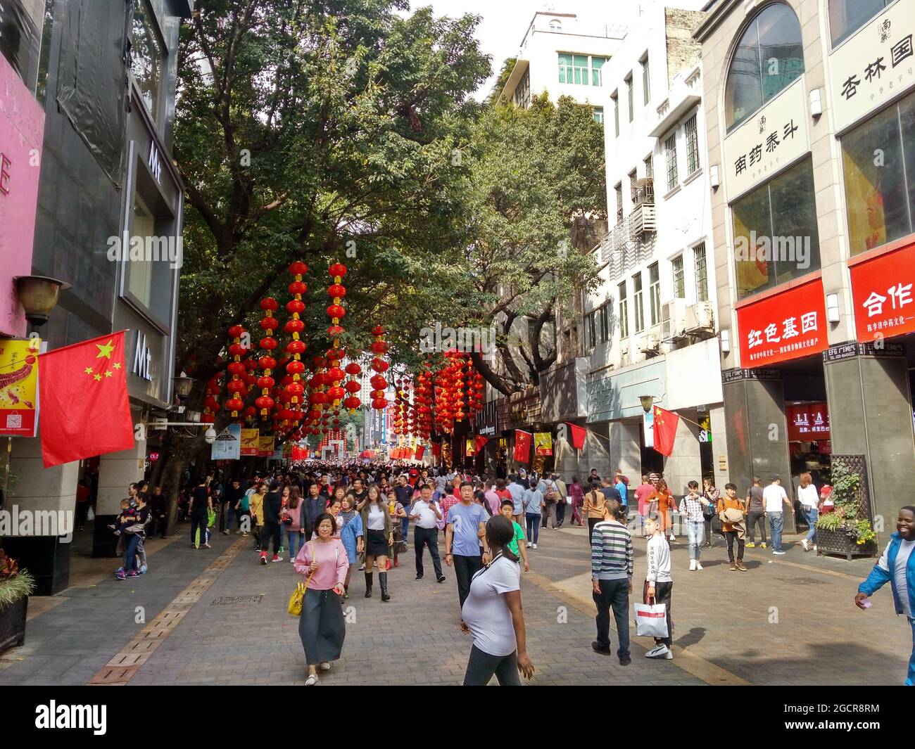 Die Beijing Road in Guangzhou ist voll von Touristen und einer schwarzen Dame im Zentrum. Stockfoto