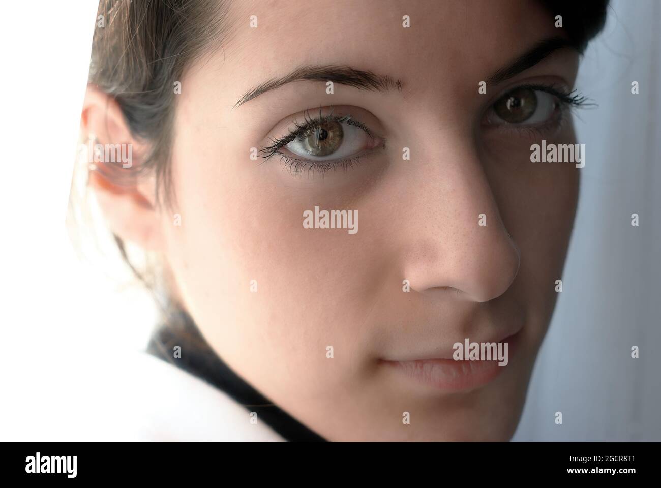Nahaufnahme Porträt einer jungen Frau mit schönen Augen, die auf die Kamera schauen Stockfoto