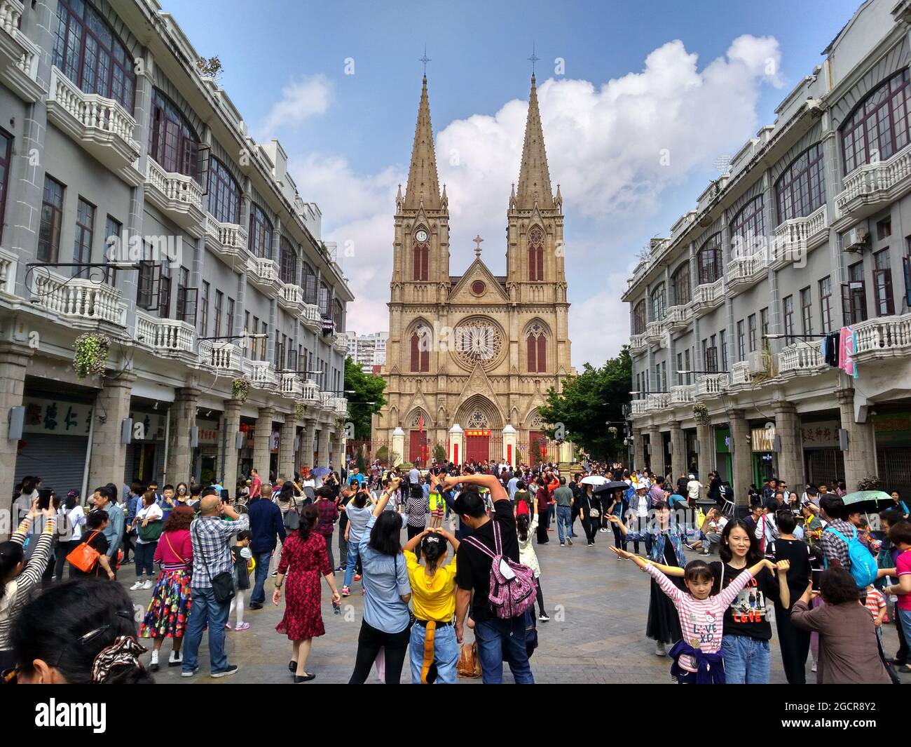 Die wunderschöne Heilige-Herz-Kathedrale in Guangzhou ist voller chinesischer Touristen, die wie Models posieren Stockfoto