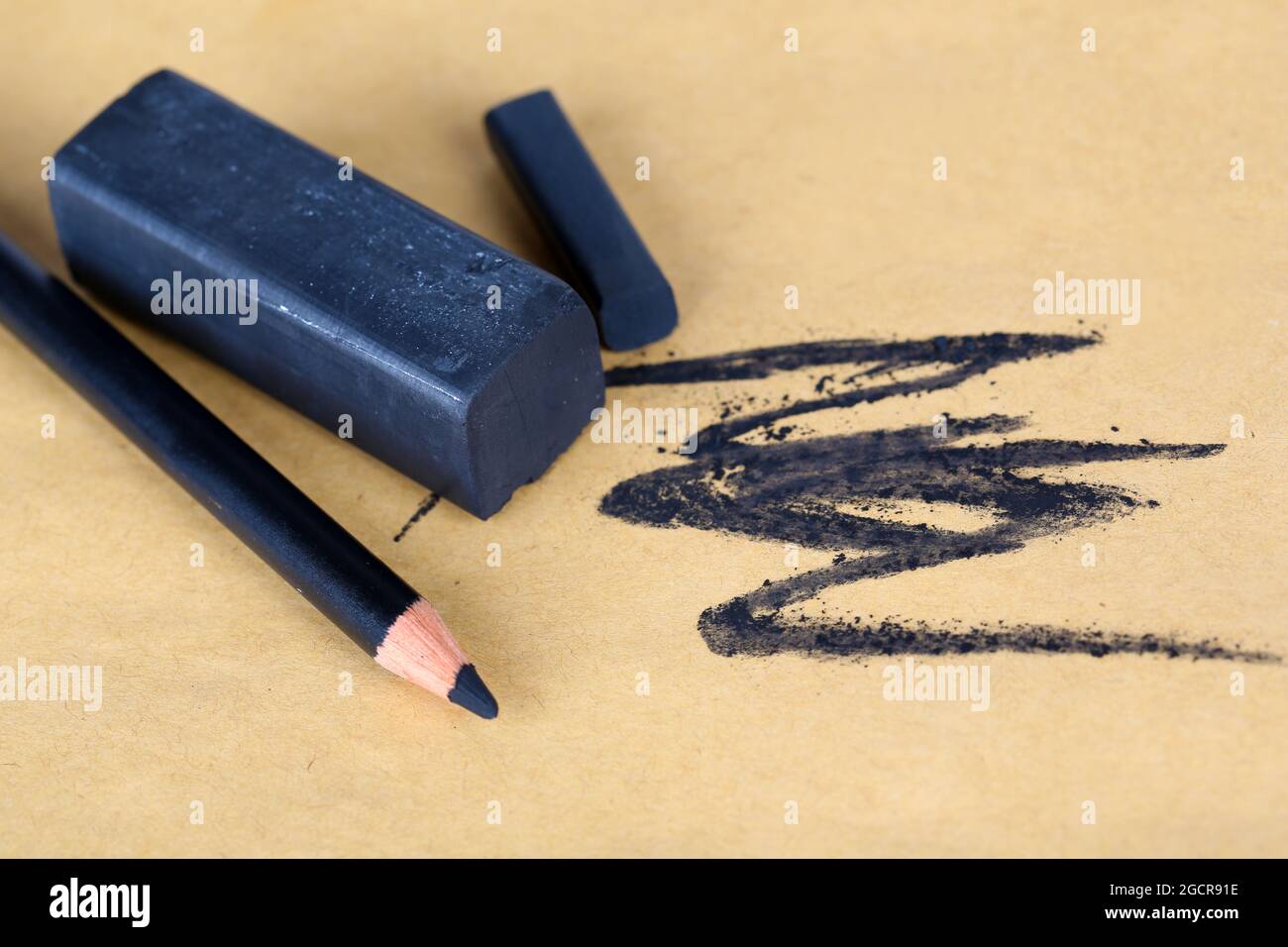 Schwarze Zeichenkohle Und Bleistift Auf Papier Stockfotografie Alamy