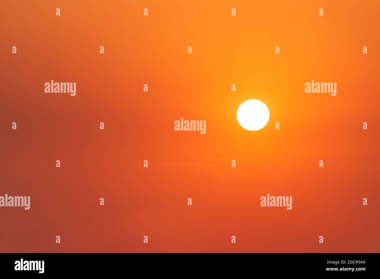 Panoramablick auf klaren Himmel und Sonne während des Sonnenuntergangs. Himmel als Hintergrund, Platz für Text. Stockfoto